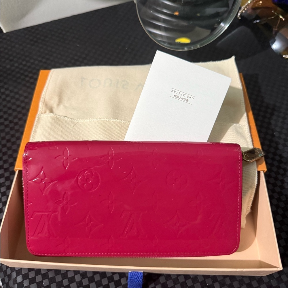Complete Inclusion Louis Vuitton Punk Vernis Zippy